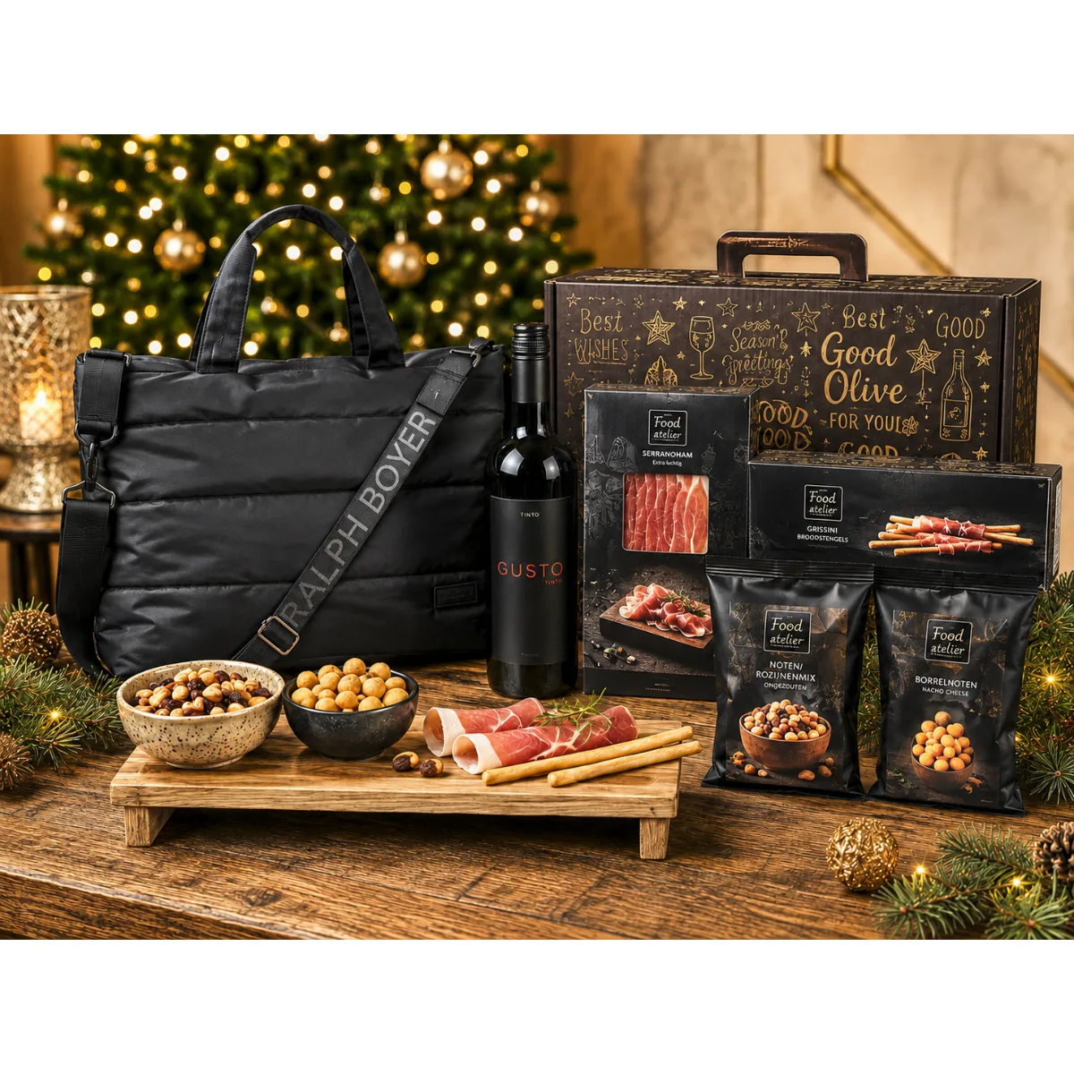 Relatiepakket Bag to Borrel, Pack, Pour & Enjoy. Luxe Padded Shopper Zwart Gusto Tinto, Rode wijn Serving Tray Teakwood 37 × 17 × 5 cm Serranoham Grissini Broodstengels Noten/Rozijnenmix Ongezouten Borrelnoten Nacho Cheese
