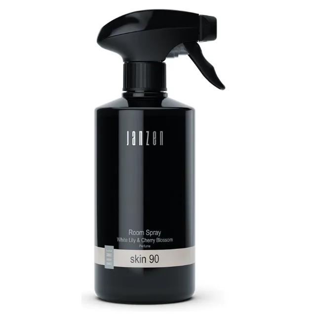 JANZEN Room Spray Skin 90 Interieurspray, 500 ml interieurspray in een stijlvolle flacon. Luxe huisparfum met witte lelie, kersenbloesem en tonkabonen, ideaal als relatiegeschenk, kerstpakket of stijlvol cadeau.