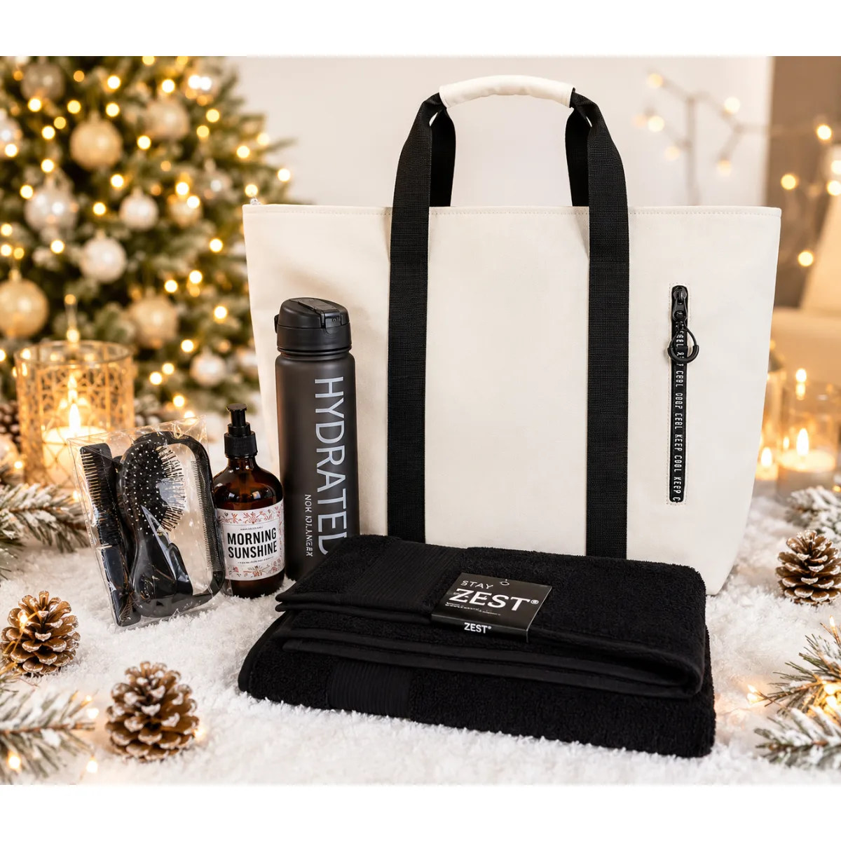 Kerstpakket Chill, Refresh & Go met off white koeltas/strandhopper, zwart badlaken 70 x 140 cm, Hydrated waterfles, Kumai Hair & Bodywash Morning Sunshine en 6-delige Eleganza toiletset. Een stijlvol wellness- en reispakket, ideaal als kerstpakket 2026 voor bedrijven, medewerkers en zakelijke relaties.