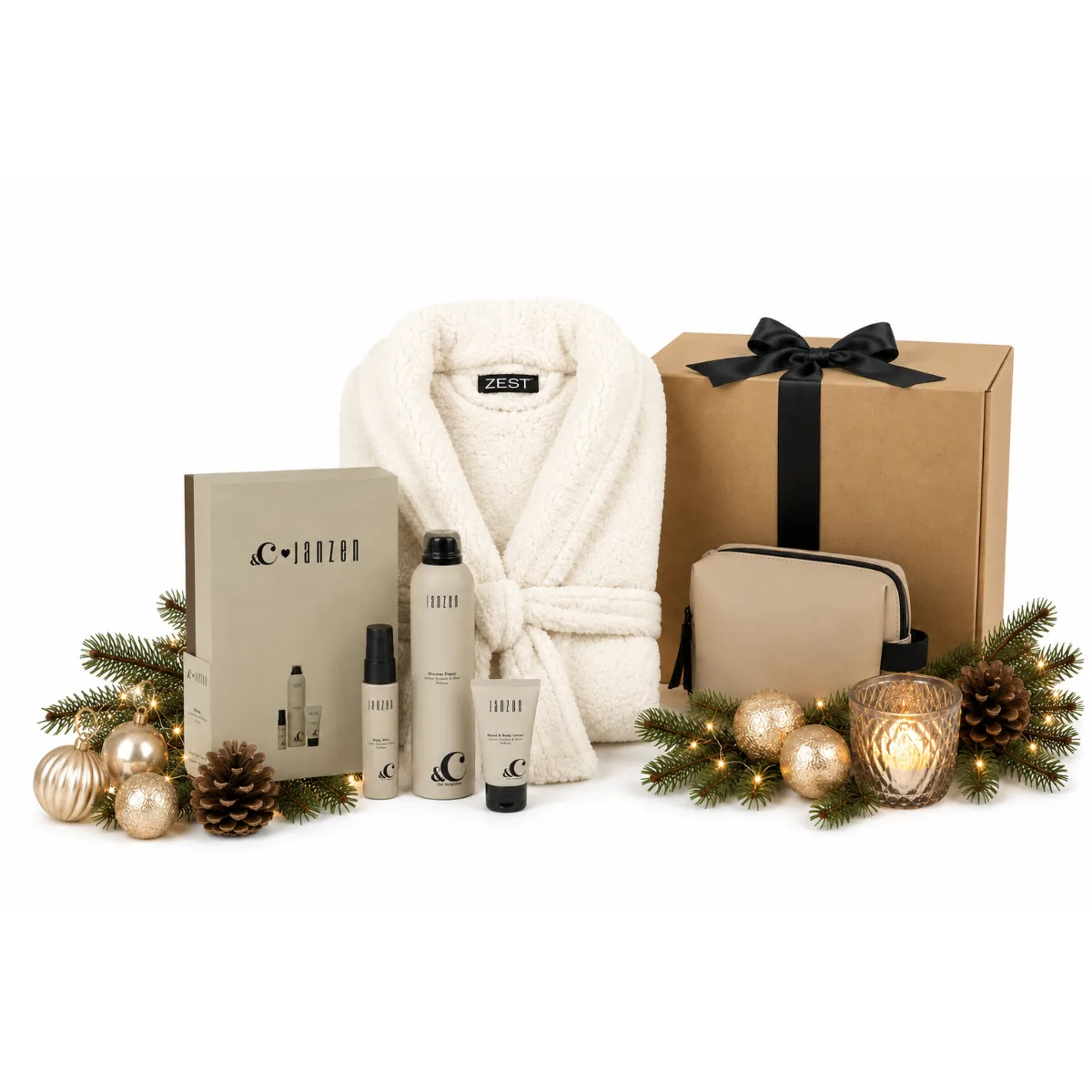 Kerstpakket Slow Down, Stay Cozy Stay and Enjoy The Moment met Sherpa badjas van gerecycled materiaal in ivoor, PU toilettas met eco reisset en JANZEN &C Giftset S Lychee Blossom met doucheschuim, mini body mist en bodylotion. Een luxe wellness kerstpakket 2026 voor bedrijven, medewerkers en zakelijke relaties.