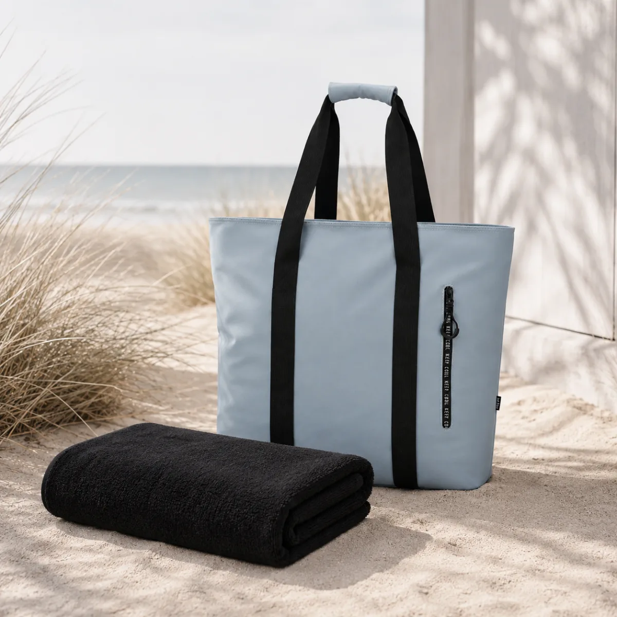 Koel & Relax, Strandset Blue. Strand Koeltas met badlaken zwart