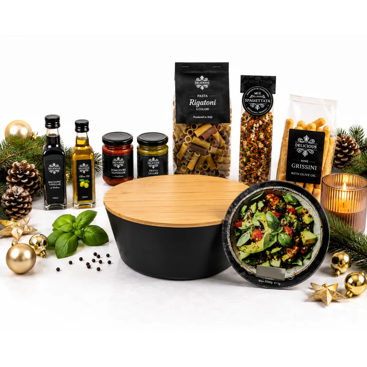 Kerstpakket Fresh Flavours, Toss & Taste met zwarte Living saladeschaal met deksel, Living keukenweegschaal, extra vierge olijfolie, balsamico uit Modena, biologische tomatensaus, Conchiglie 5 Colori, Spaghettata Alla Siciliana, pomodori tapenade, pesto Ligure en mini grissini broodsticks. Een luxe Italiaans kerstpakket 2026 voor bedrijven, medewerkers en zakelijke relaties.