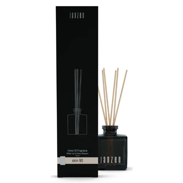 JANZEN Diffuser Skin 90 Geurstokjes, 200ml Janzen Diffuser Skin 90 geurstokjes 200 ml in een stijlvolle glazen flacon. Luxe huisparfum voor een langdurige geurbeleving, ideaal als relatiegeschenk, kerstpakket of cadeau.