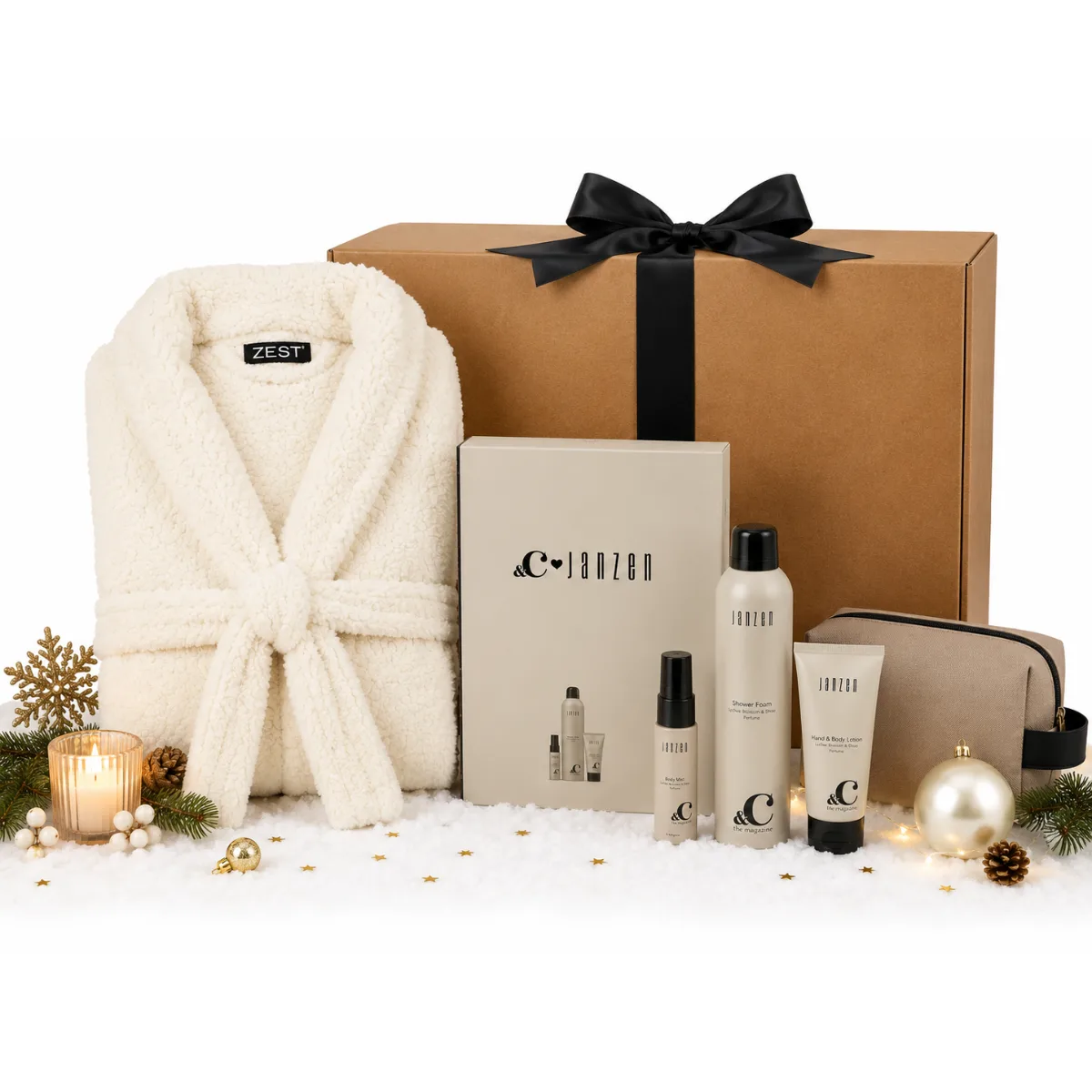 Wrapped in Elegance, Relax & Enjoy. Kerstpakket, Relatie[akket Wrapped in Elegance voor vrouwen met ivoorkleurige Sherpa Recycled badjas, luxe PU toilettas met eco lining en reisset en JANZEN &C Giftset S Lychee Blossom.