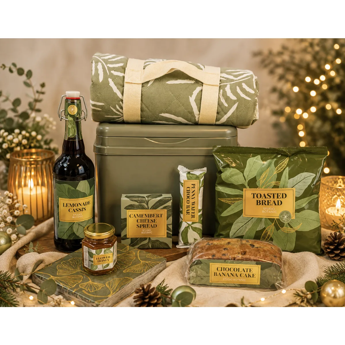 Kerstpakket Green Picknick, Taste & Relax met picknickkleed, groene koelbox, limonade, camembert spread, geroosterde broodjes, bloemenhoning, bananencake en pennywafelreep. Origineel picknick kerstpakket 2026 voor medewerkers en zakelijke relaties.
