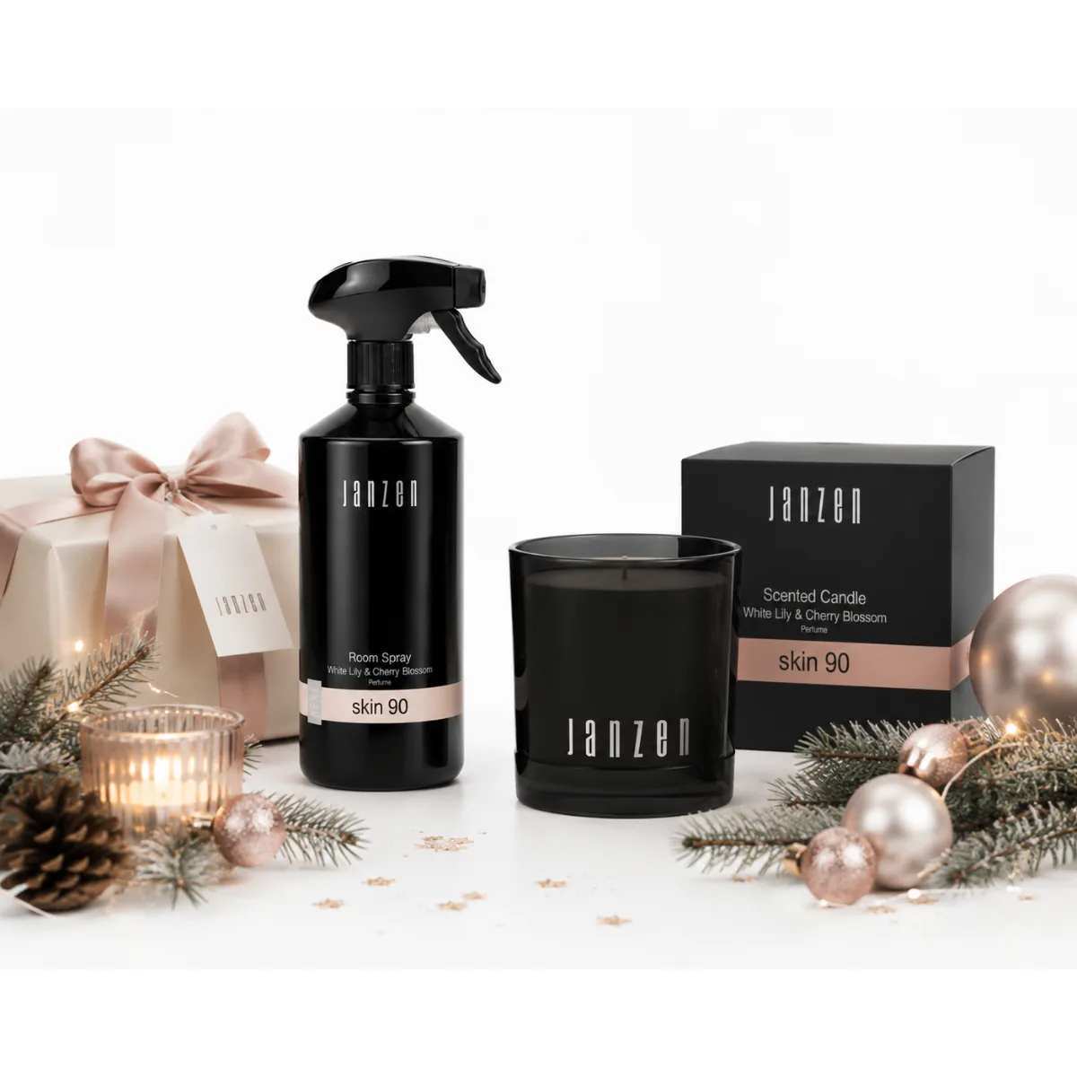 At Home, Where the Good Feeling Begin kerstpakket met JANZEN Skin 90 geurkaars 210 gr en Room Spray 500 ml. Luxe geurgeschenk voor medewerkers voor een sfeervol en aangenaam thuis.