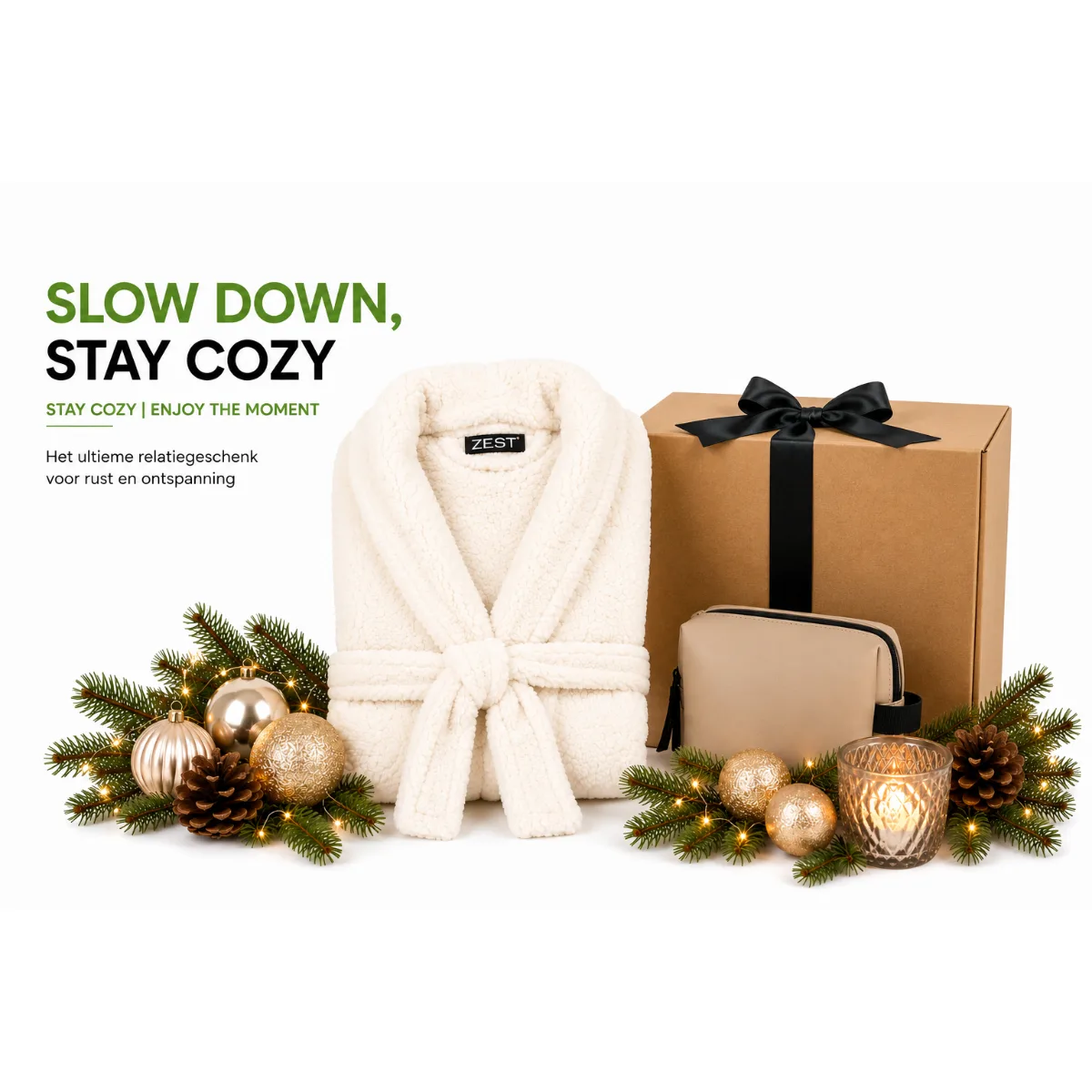 Slow Down, Stay Cozy Stay and Enjoy The Moment, Travel in Comfort Reiscadeaupakket met Sherpa badjas van gerecycled materiaal in ivoor en PU toilettas met reisset en Eco Lining – luxe relatiegeschenk voor comfortabel en stijlvol reizen.