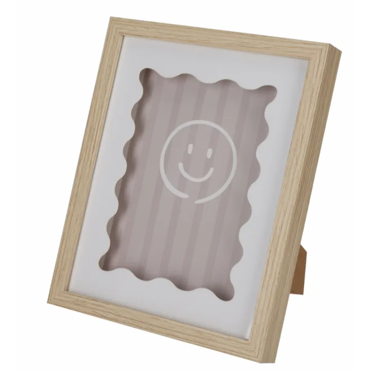 LED Fotolijst Waves 13x18cm, Sfeervol Geschenk. Moderne witte LED fotolijst Waves 13x18 cm met sfeervolle verlichting voor kerstpakketten.